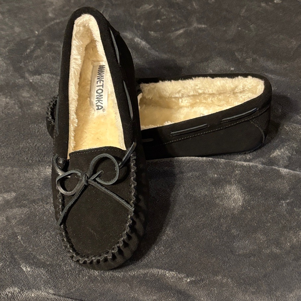 Minnetonka Women's Moccasins in Black with Cream Lining